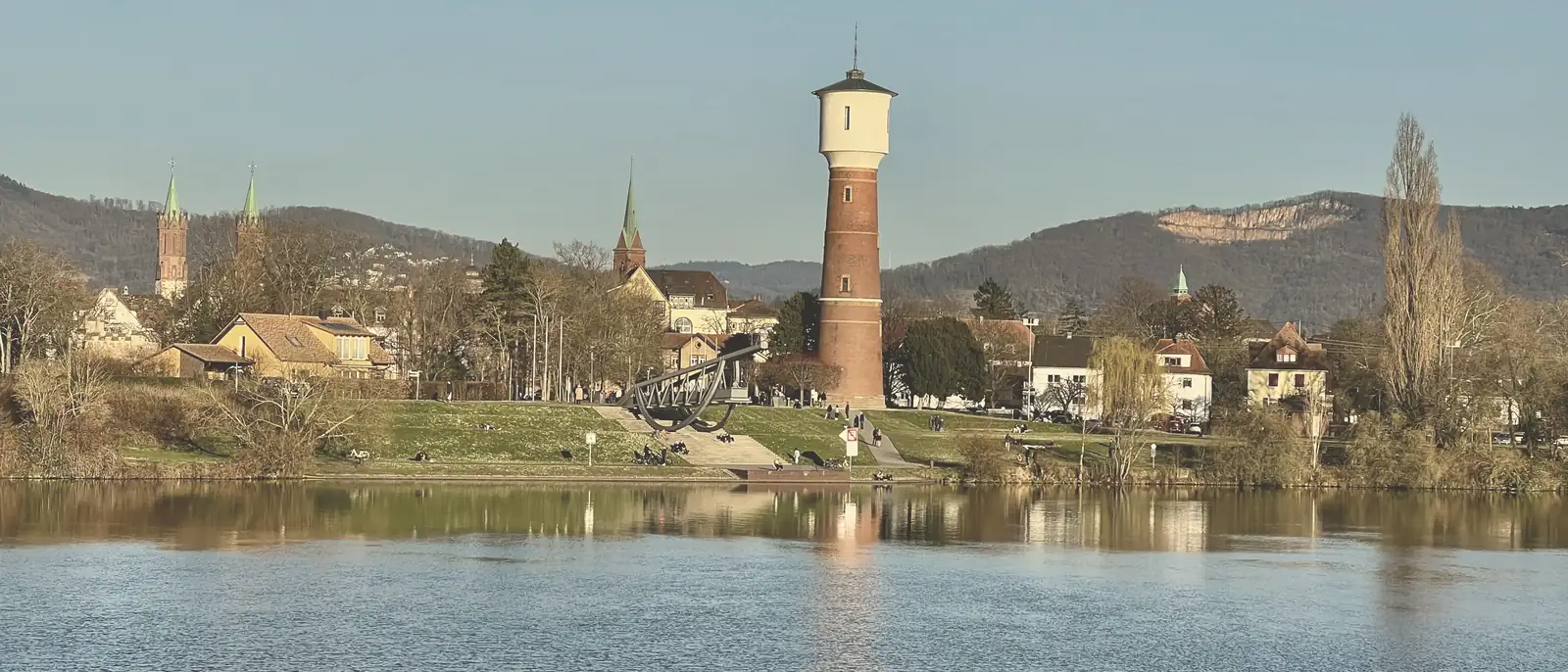 Der Ladenburger Wasserturm am Neckar, dahinter der Odenwald