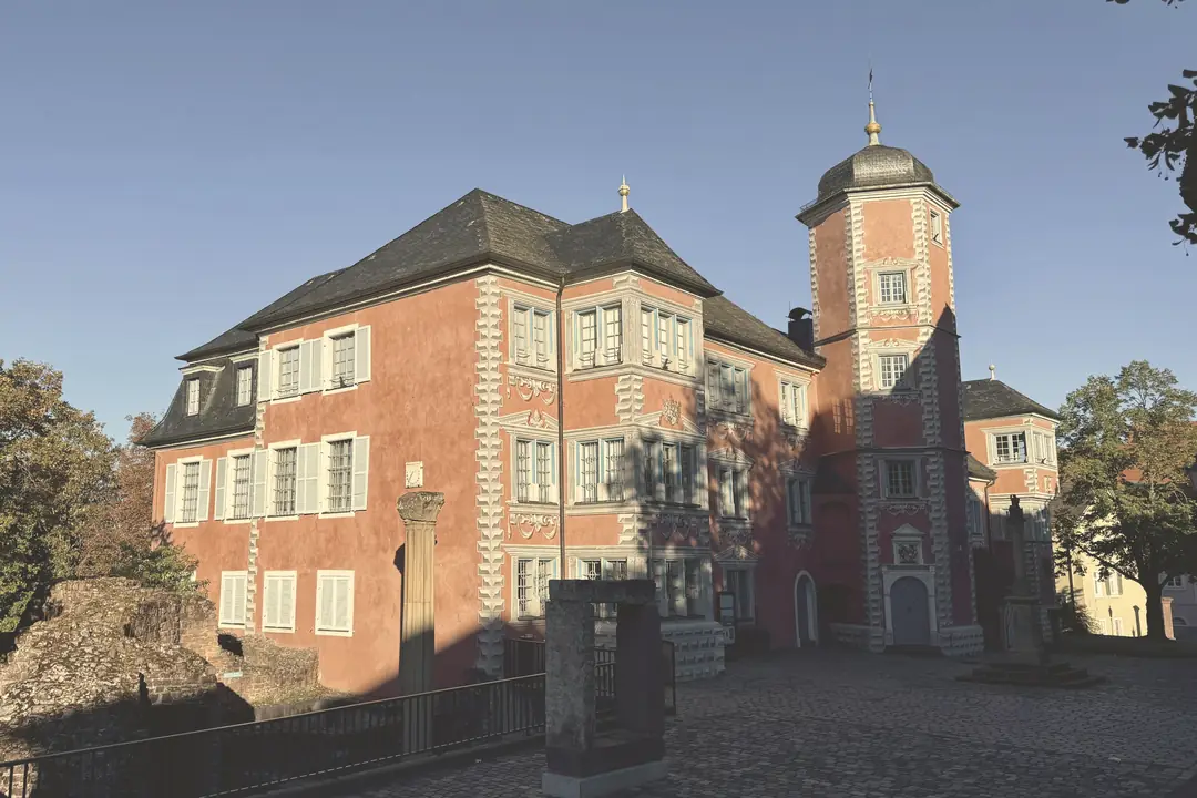 Der Bischofshof in Ladenburg mit seinem Treppenturm, davor alte Mauerreste