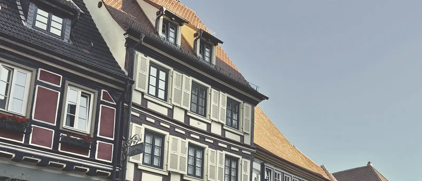 Fachwerkhäuser mit Fensterläden in der Ladenburger Altstadt