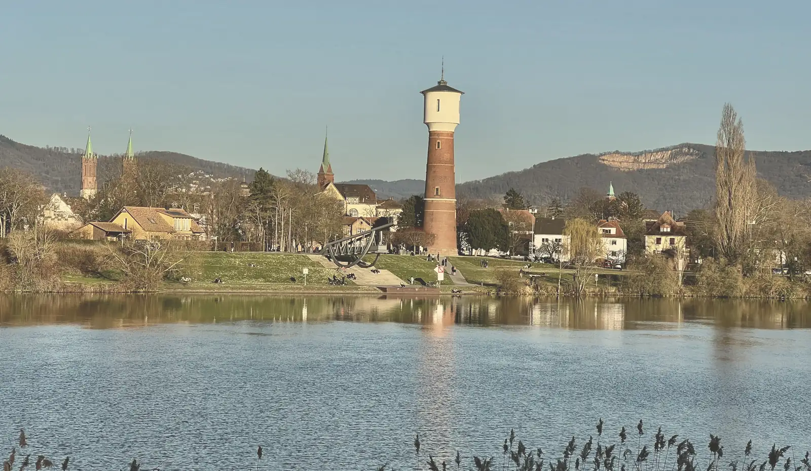 Der Ladenburger Wasserturm am Neckarufer, dahinter der Odenwald