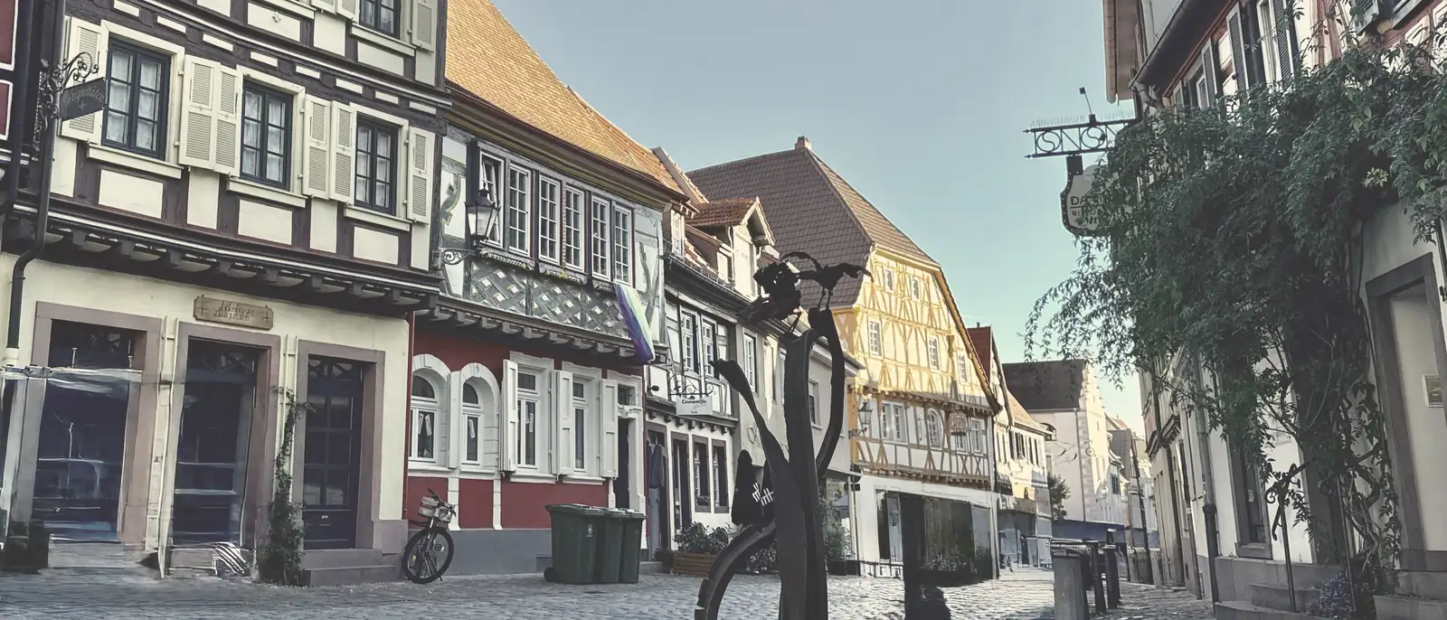 Straße mit Fachwerkhäusern in der Ladenburger Altstadt
