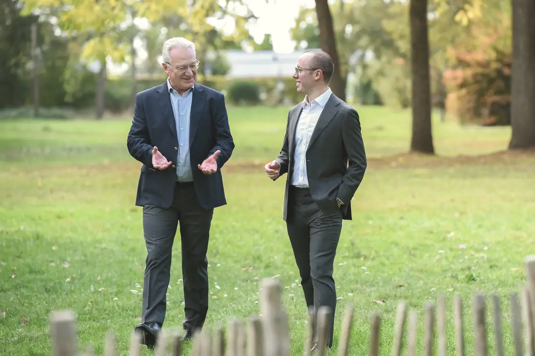 Rechtsanwalt Klaus Kalinski und Rechtsanwalt Tom Kalinski im Gespräch auf einer Parkwiese