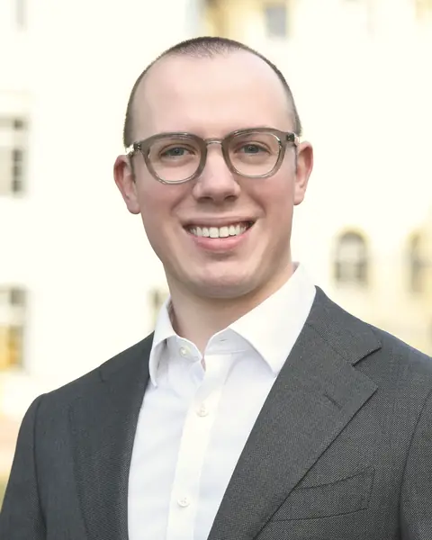 Porträt von Rechtsanwalt Tom Kalinski